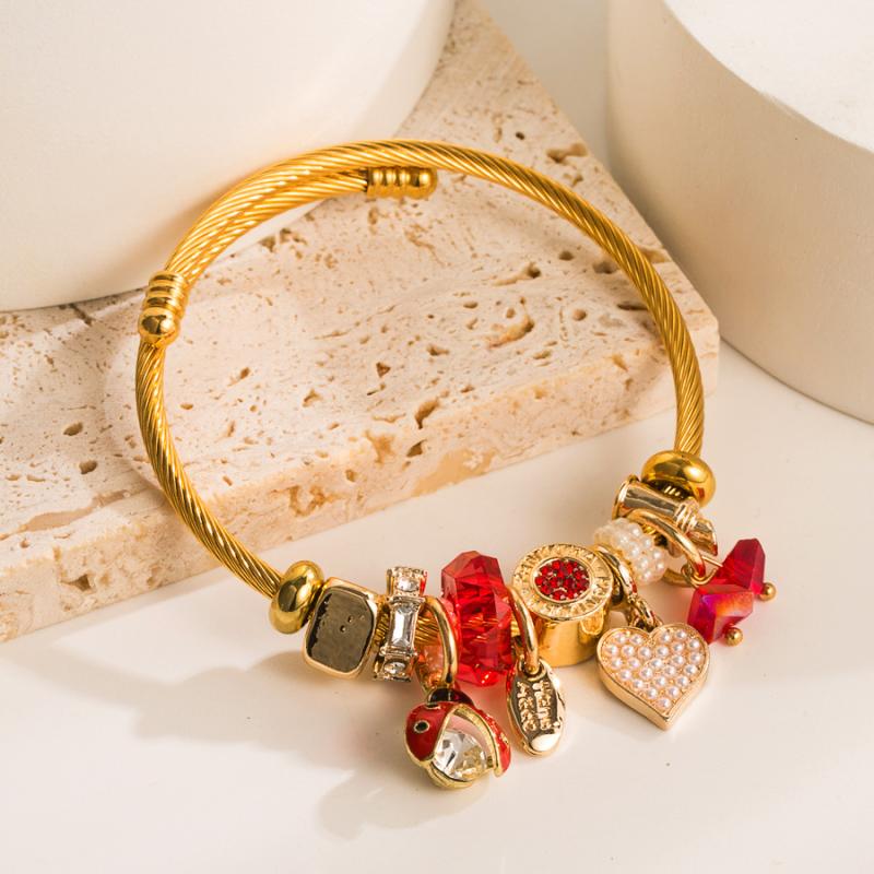 Claris Holiday Heist Charm Bracelet  |  Trend Accessories Trend Accessories Holiday